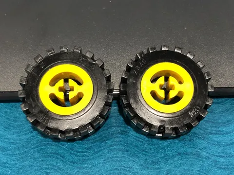 LEGO PART 3482c02 TIRE 30x10.5 OFFSET W/YELLOW WHEEL SPLIT AXLE HOLE 2 PIECES