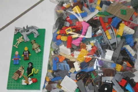 5 1/4 lbs Pounds Lego Parts Pieces from HUGE BULK LOT 8 Minifigures Included