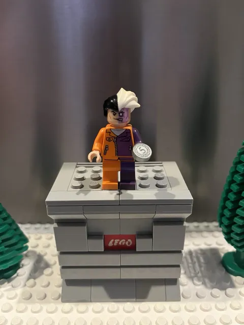 LEGO Batman, Two-Face - Orange and Purple Suit sh0007 (2012) with Coin