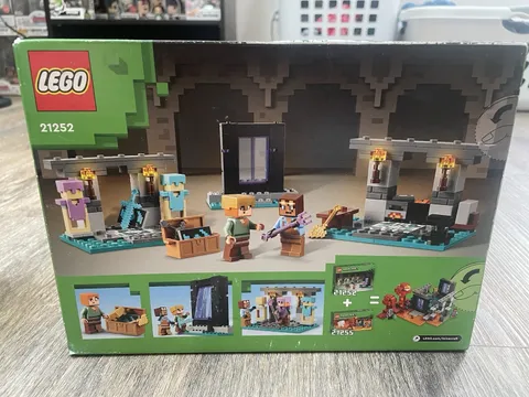 LEGO Minecraft The Armory 21252 Building Set 203 pcs Alex Age 7+