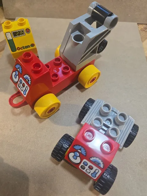 Lot of  2  Lego Duplo vehicle  bases black  and red  & 2 other red blocks D25