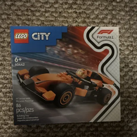LEGO CITY: F1 Driver with Mclaren Race Car (60442)