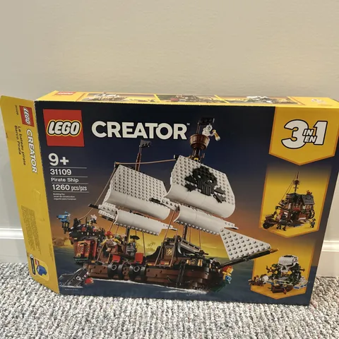 LEGO CREATOR 3in1 Pirate Ship (31109) with 2 books & minifigures  & Extra Figs!