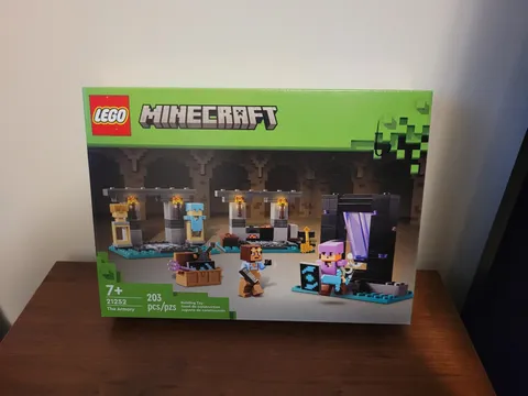 LEGO Minecraft The Armory (set 21252) NEW SEALED