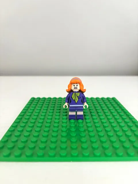 LEGO Scooby-Doo Daphne Blake Minifigure - From Mystery Mansion Set 75904