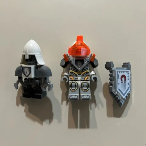 Lego Minifigure Lance Nexo Knights With Shield & Lance Bot