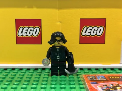 Lego Jewel Thief - CMF Series 15 - Collectible Minifigure - COMPLETE