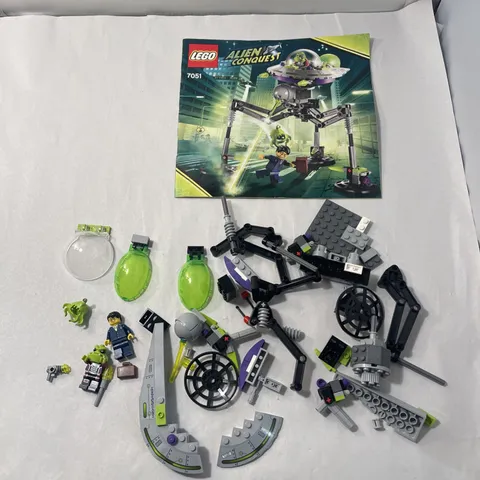 LEGO Space Alien Conquest 7051 Tripod Invader w/ Mini-Figs & Instructions As-Is