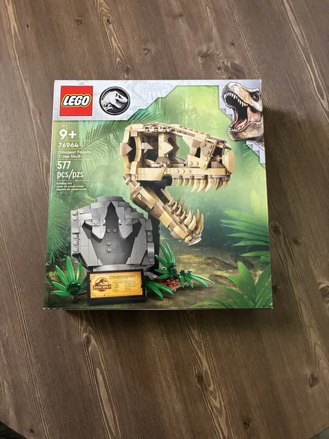 LEGO Jurassic Park Dinosaur Fossils - T. Rex Skull - 577pcs