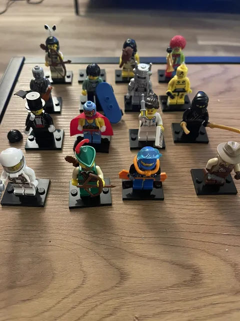 Lego Minifigures Series 1 (8683)  complète Set Of 16 (15/16)  miss one minfigs