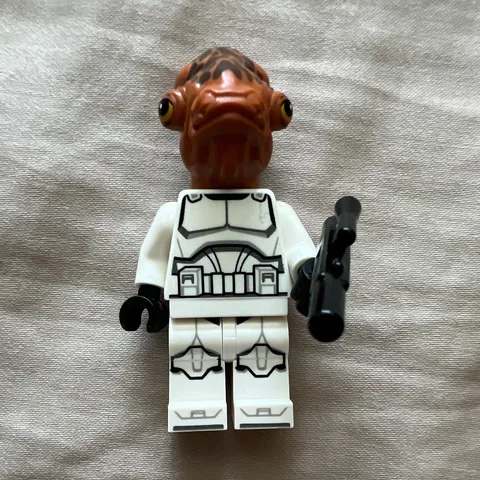 LEGO Minifigure White Armor Outfit Brown Alien Head w/ Black Blaster