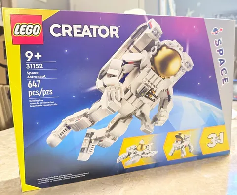 LEGO CREATOR: Space Astronaut (31152) 647pcs 3-in-1 9+ Display Stand