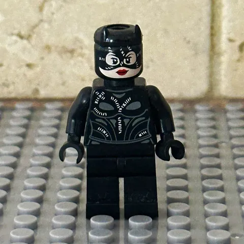 2024 Batcave Shadowbox Lego Catwoman Minifigure