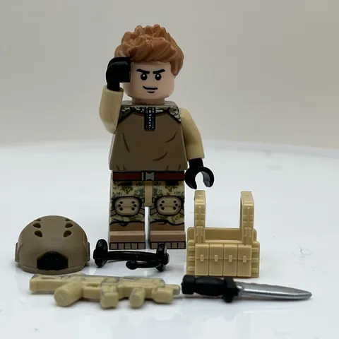 lego military minifigure / Operator -/ Lego Army Soldier With Accessories