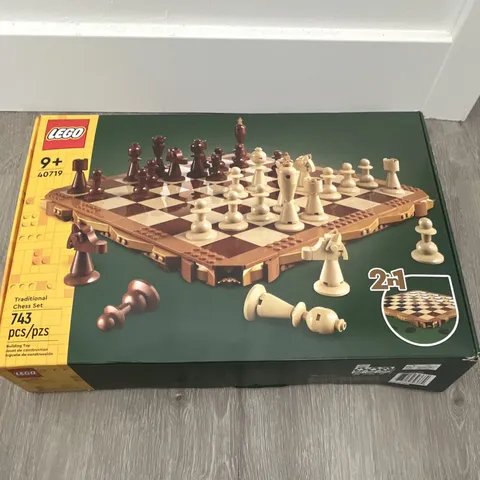 LEGO 40719 Traditional Chess Set 2-in-1 Building Set, 743 Pieces, Age 9+