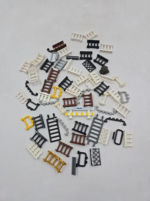 Lot of Lego #33303 Brown White Fence 1X4 Column Police Blockade Picket Pieces