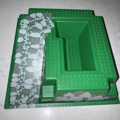 LEGO Baseplate Raised 32 x 32 Ramp Pit Green W/ Black Gray Rocks 6082 2552 Crack