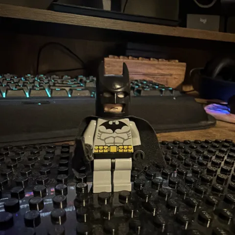 LEGO 7782 Original Batman Minifigure w/Cape & Batarang (001)