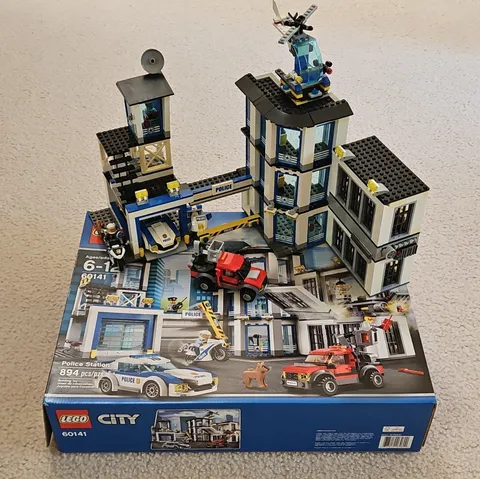 LEGO City 60141 Police Station 894 pcs Complete Set w/ Box Manuals