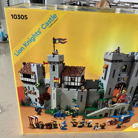 LEGO 10305 Lion Knight's Castle-New in Sealed Box- Rare-Retired NIB