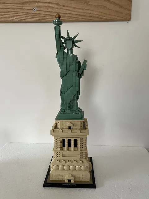 LEGO ARCHITECTURE: Statue of Liberty (21042) - 100% Complete/ Box and Manual-RET