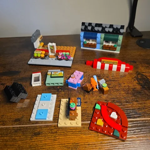 LEGO Fruit Store 40684 Incomplete Partial Build & Loose Parts Micro Scale Store