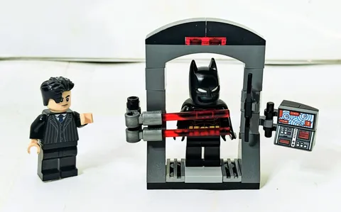 LEGO Batman: Bruce Wayne and the Batsuit 30726 Minifigure Set Paperbag 