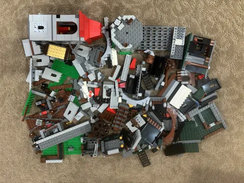 Incomplete LEGO Kingdoms 7947 7946 knights parts castle Prison Set only 6918