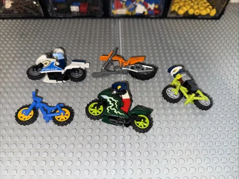 LEGO MINIFIG LOT 3 Minifigs And Motorcycles 