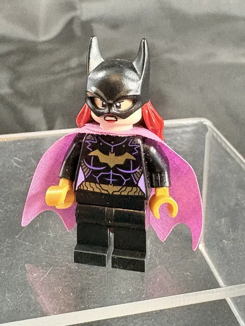 LEGO DC Super Heroes Batgirl Lavender Cape Minifigure Sh0092 From Set 76013