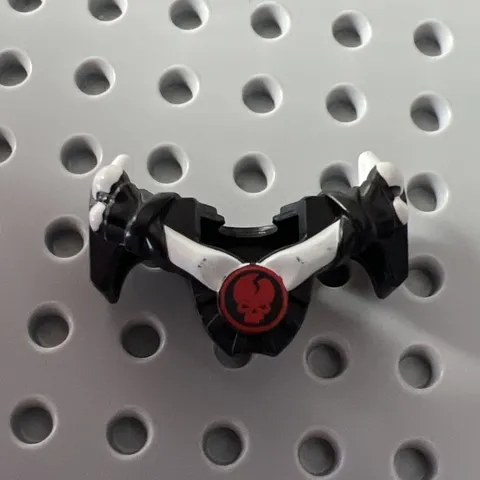 LEGO 93057pb02 Ninjago Armor Breastplate Shoulder Spikes White Cracked Red Skull