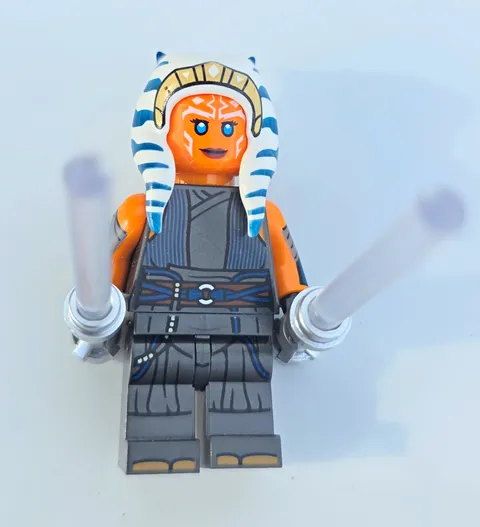 LEGO Star Wars Ahsoka Tano Minifigure w/ Dual Lightsabers sw1353 (75385)