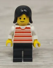 Lego hor020 Horizontal Lines Red White Arms Black Legs Female Hair Minifigure