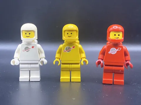 LEGO MINIFIGURE SPACEMAN RED, WHITE, AND YELLOW SP005, SP006, SP007 LOT READ