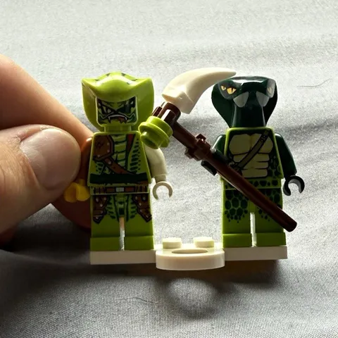 LEGO Minifigures Lot of 2 Green Ninja Figures w/ Weapons & White Base Plate