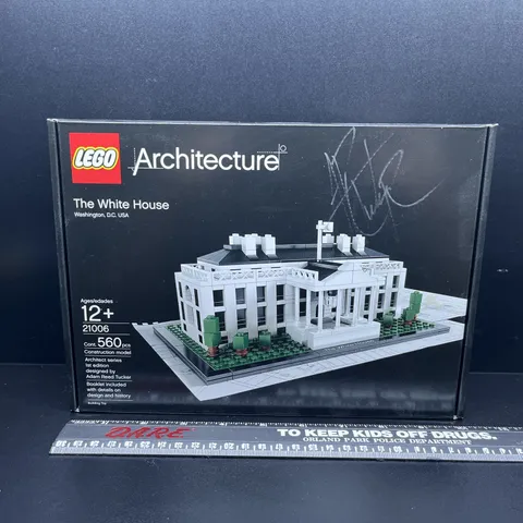 LEGO ARCHITECTURE THE WHITE HOUSE 21006 New Box, autographed