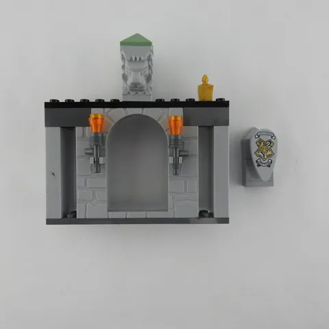LEGO Set 4705 Harry Potter Replacement Parts Doorway Hogwarts Sheild