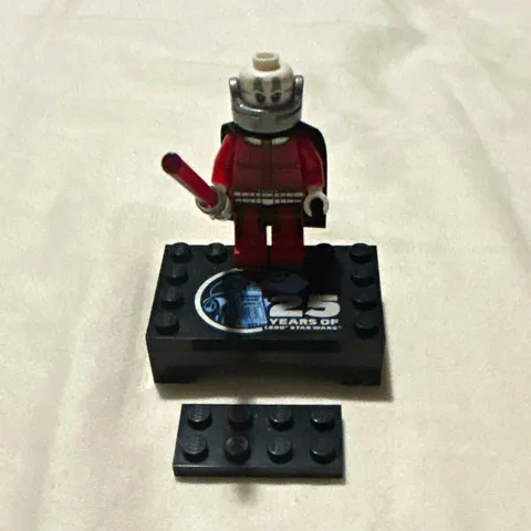LEGO Star Wars Minifigure w/ Red Lightsaber, Cape, Helmet, 25th Stand