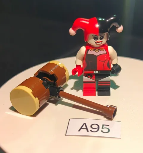sh0199 LEGO Harley Quinn from Jokerland Set 76035 with Hammer