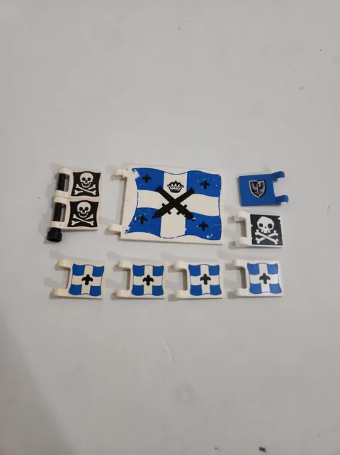 LEGO LARGE LOT OF VINTAGE PIRATE SHIP, CASTLE & IMPERIAL ARMADA FLAG PIECES