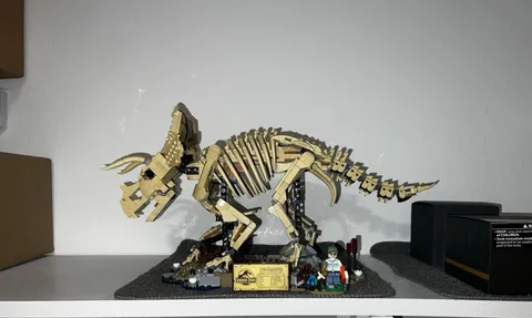 LEGO Jurassic World Dinosaur Fossils: Triceratops 77985 In Hand