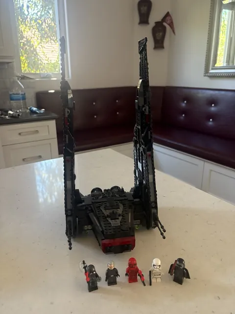 LEGO Star Wars Kylo Ren's Shuttle 98 complete only missing one fig