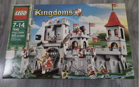 LEGO Kingdoms 7946 King's Castle 933 Pieces Lion Dragon Knights Retired