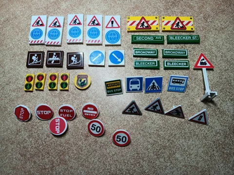 LEGO BULK LOT OF CITY TOWN ROAD TRAFFIC STREET CONSTRUCTION CLIP SIGNS TILES