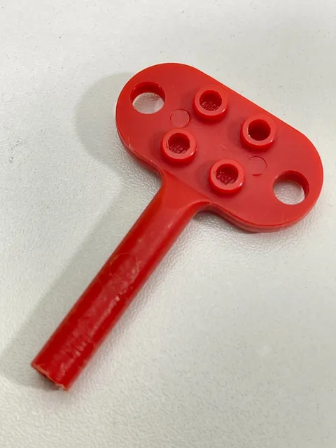 LEGO 1980'S RED WINDUP TURN MOTOR KEY VINTAGE # 895  # 890 #599 LOOSE TOY