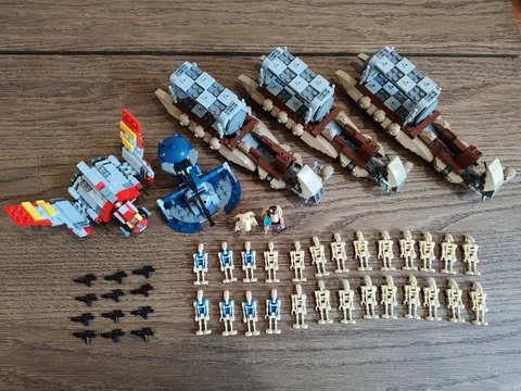 LEGO Star Wars: The Battle of Naboo (7929) 3x Carriers AAT Tank Republic Shuttle