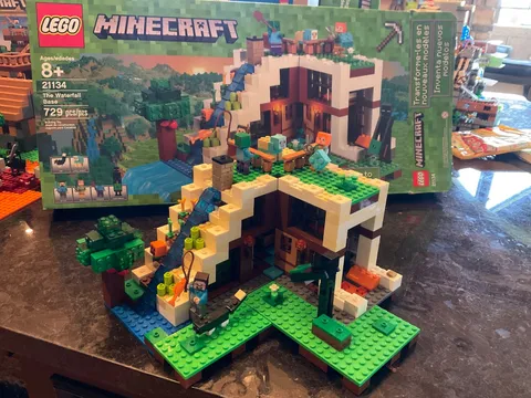 LEGO Minecraft: The Waterfall Base (21134) USED 100% complete with box