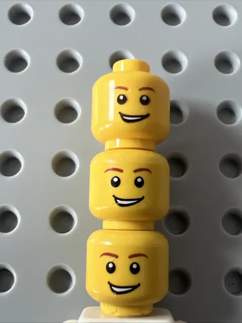 LEGO 3626pb0405 Head Male Reddish Brown Eyebrow Lopsided Grin White Pupil x3