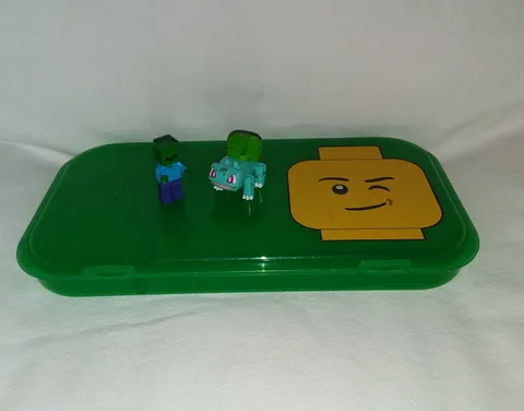 LEGO Minifigure Storage Case Green Plastic w/ Hinged Lid, Bonus 2 Figures, 2011
