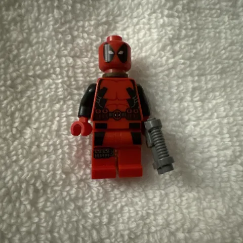 LEGO Super Heroes Deadpool Minifigure - sh0032 - Set 6866 excellent condition.